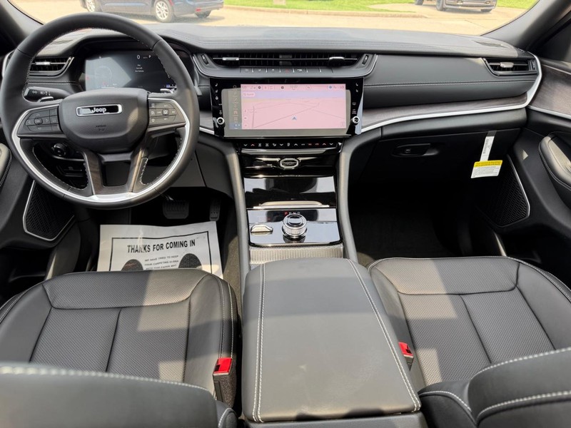 Jeep Grand Cherokee L Vehicle Full-screen Gallery Image 13