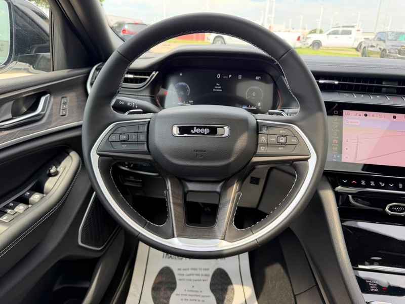 Jeep Grand Cherokee L Vehicle Full-screen Gallery Image 14