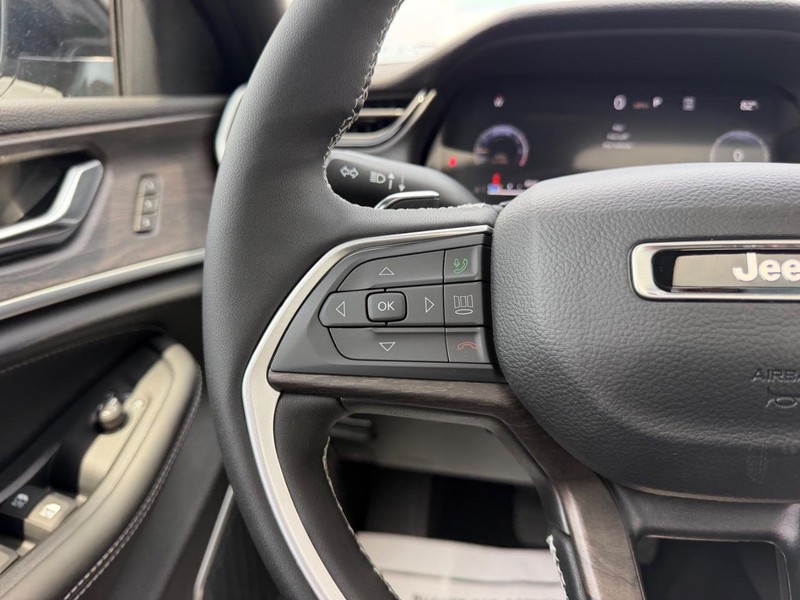 Jeep Grand Cherokee L Vehicle Full-screen Gallery Image 15