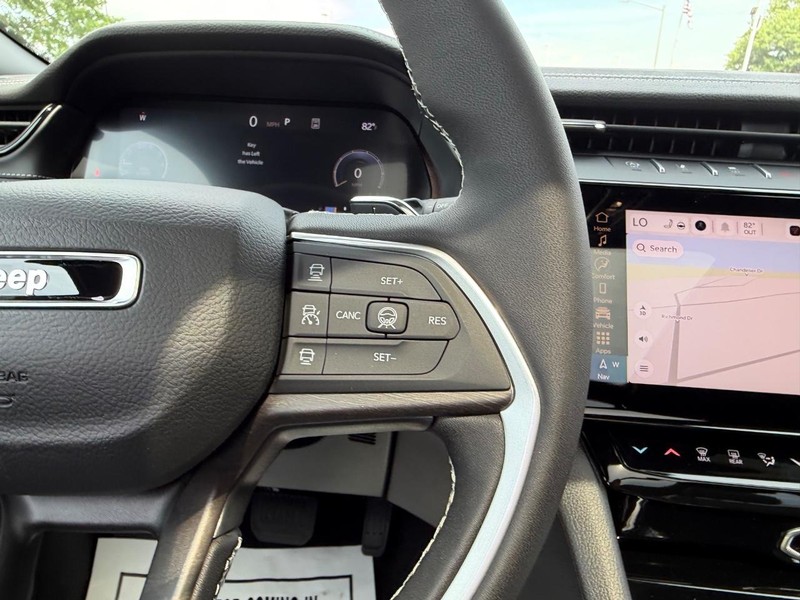 Jeep Grand Cherokee L Vehicle Full-screen Gallery Image 16