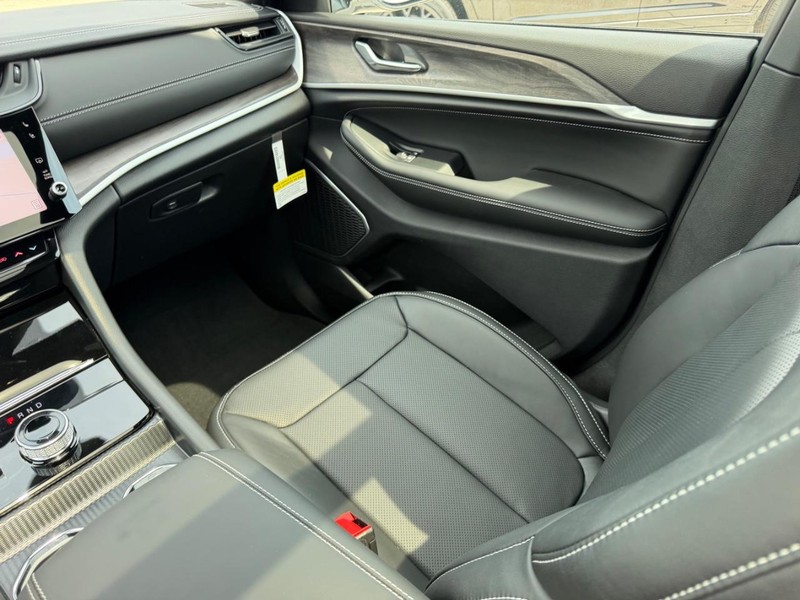 Jeep Grand Cherokee L Vehicle Full-screen Gallery Image 20