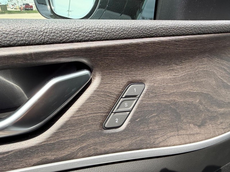 Jeep Grand Cherokee L Vehicle Full-screen Gallery Image 22