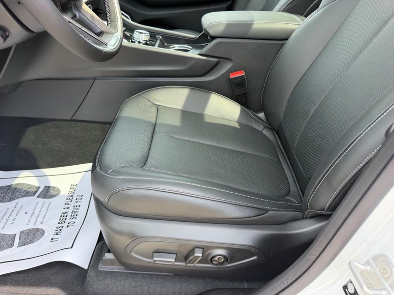 Jeep Grand Cherokee L Vehicle Full-screen Gallery Image 23