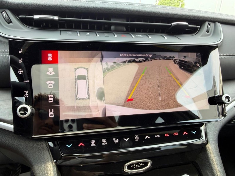 Jeep Grand Cherokee L Vehicle Full-screen Gallery Image 25