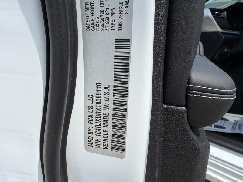Jeep Grand Cherokee L Vehicle Full-screen Gallery Image 26