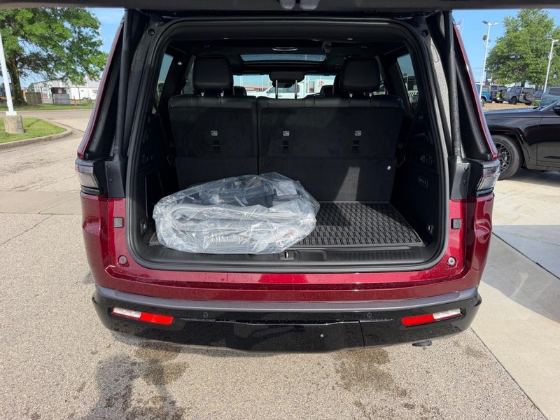 Jeep Grand Wagoneer Vehicle Full-screen Gallery Image 6