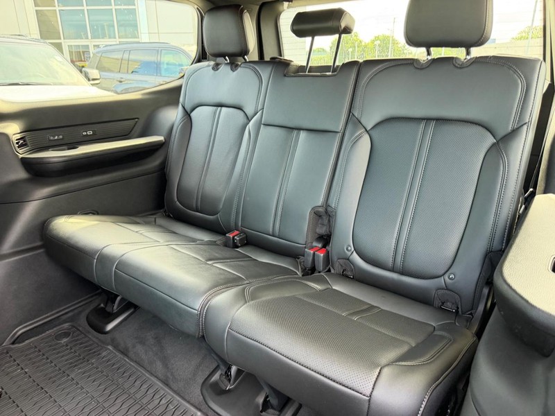 Jeep Grand Wagoneer Vehicle Full-screen Gallery Image 9