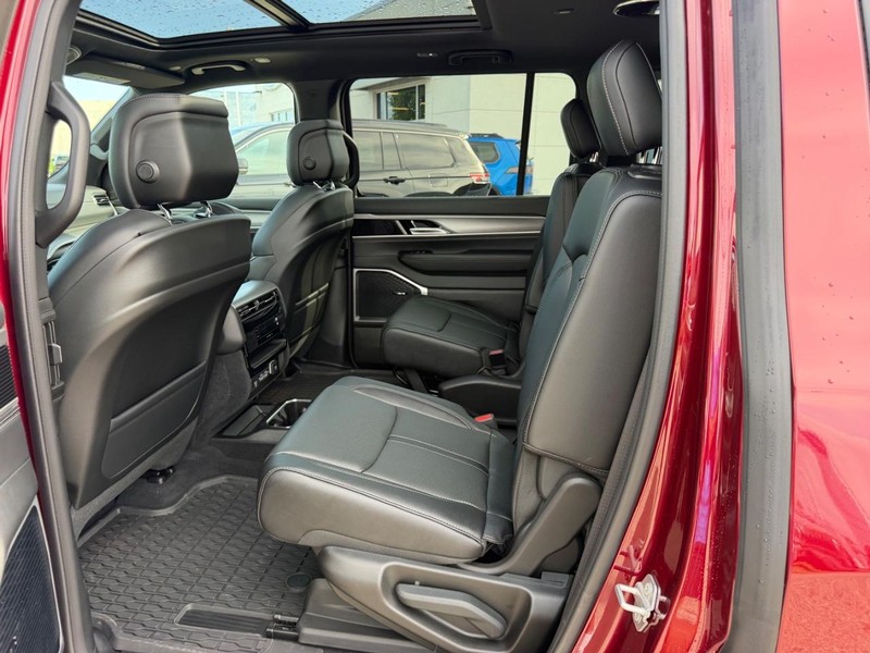 Jeep Grand Wagoneer Vehicle Full-screen Gallery Image 10