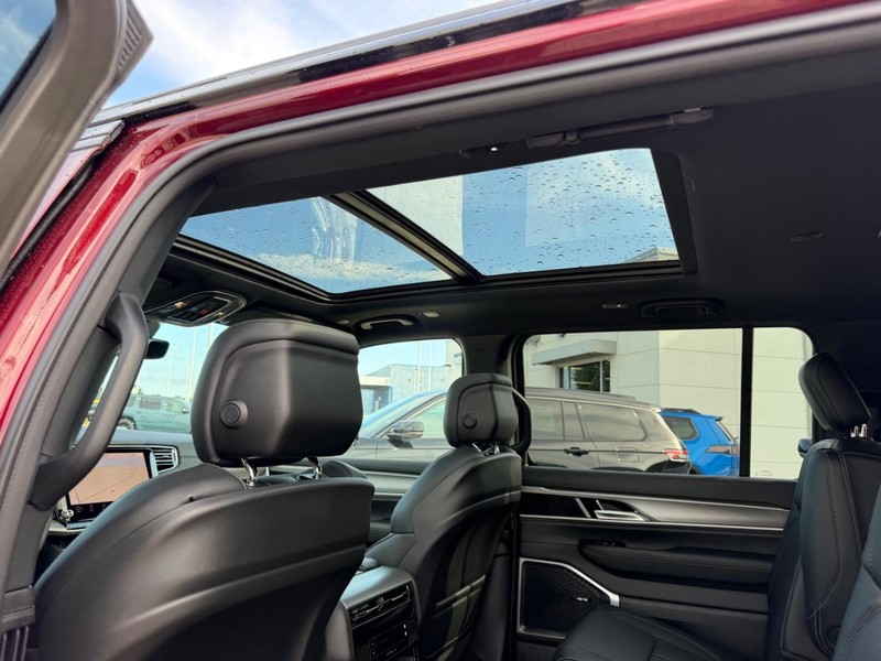 Jeep Grand Wagoneer Vehicle Full-screen Gallery Image 11