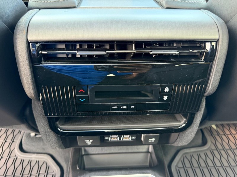 Jeep Grand Wagoneer Vehicle Full-screen Gallery Image 12