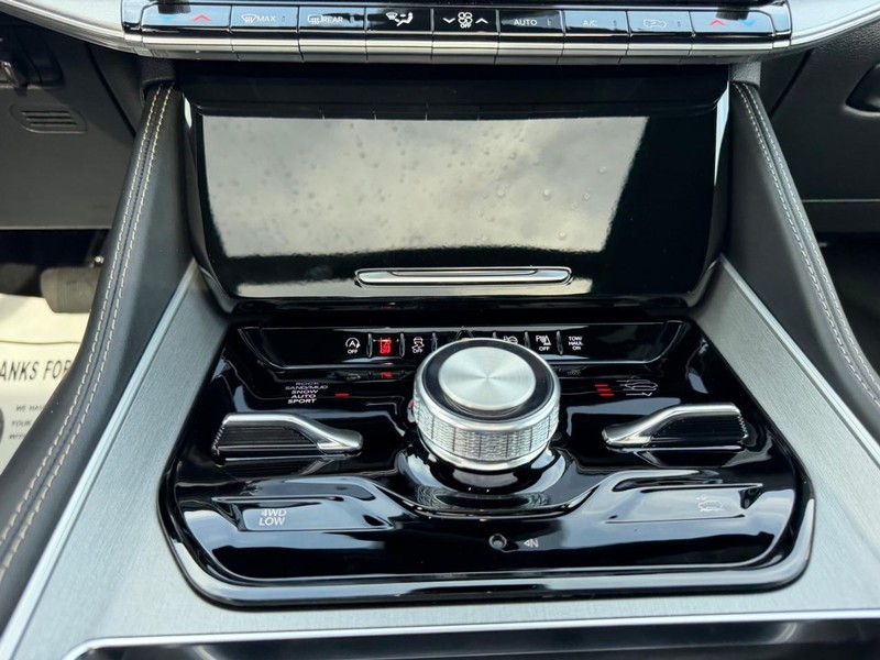Jeep Grand Wagoneer Vehicle Full-screen Gallery Image 19