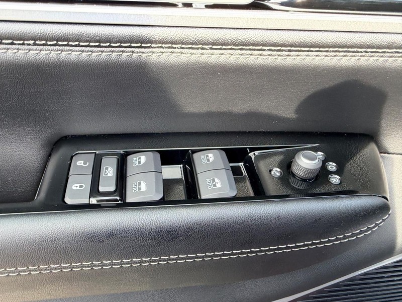 Jeep Grand Wagoneer Vehicle Full-screen Gallery Image 21