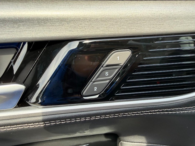 Jeep Grand Wagoneer Vehicle Full-screen Gallery Image 22