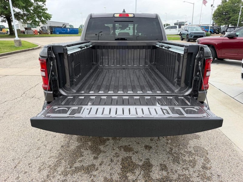 Ram 1500 Vehicle Full-screen Gallery Image 6