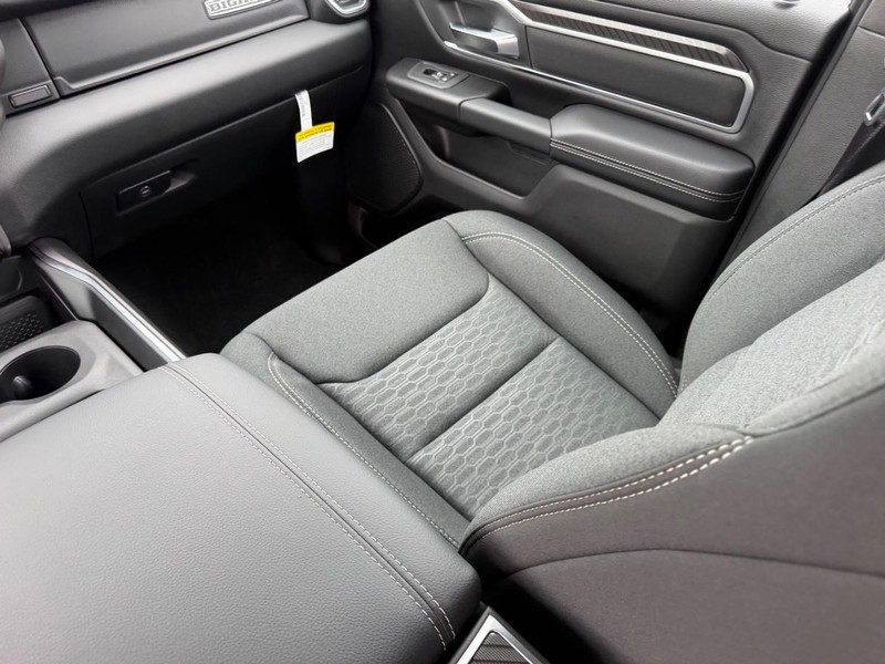 Ram 1500 Vehicle Full-screen Gallery Image 17