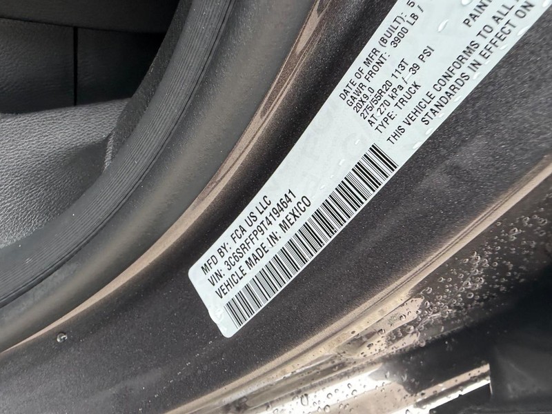 Ram 1500 Vehicle Full-screen Gallery Image 22