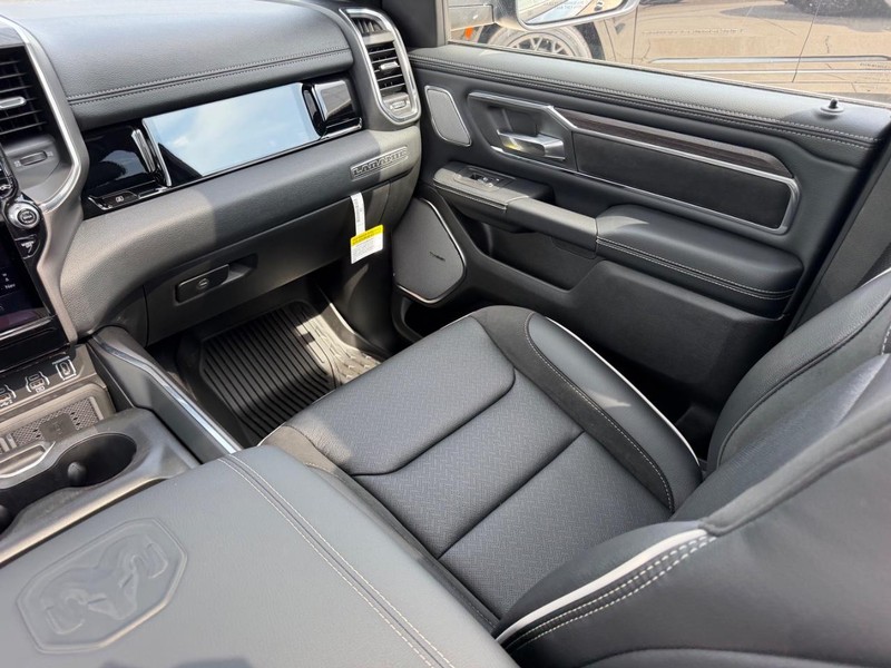 Ram 1500 Vehicle Full-screen Gallery Image 18