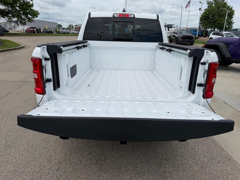 Ram 1500 Vehicle Full-screen Gallery Image 6