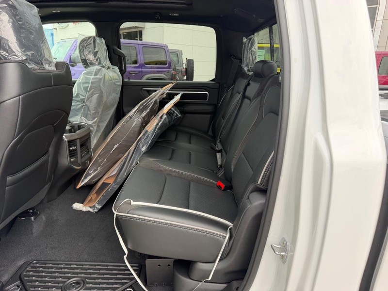 Ram 1500 Vehicle Full-screen Gallery Image 8
