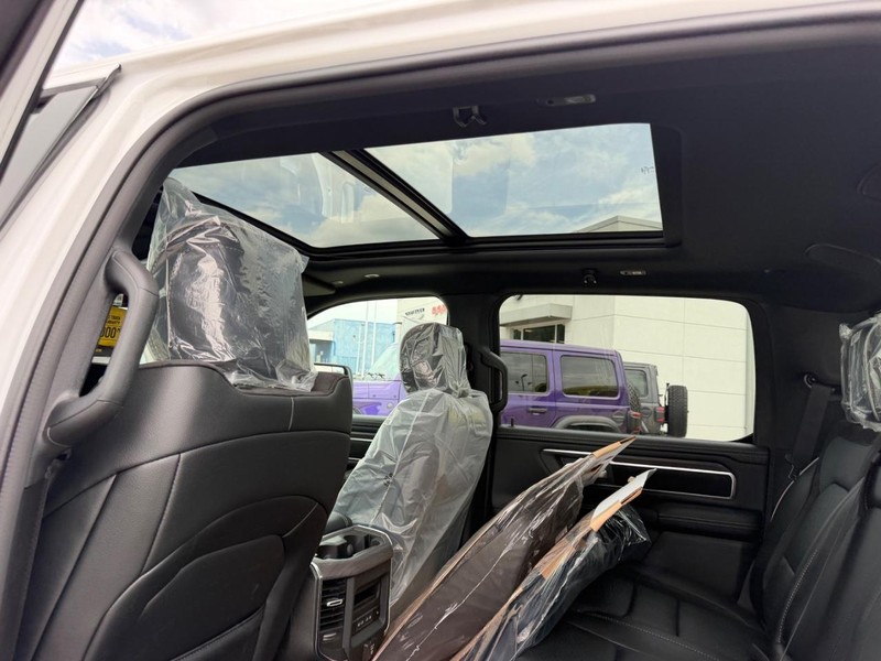Ram 1500 Vehicle Full-screen Gallery Image 9