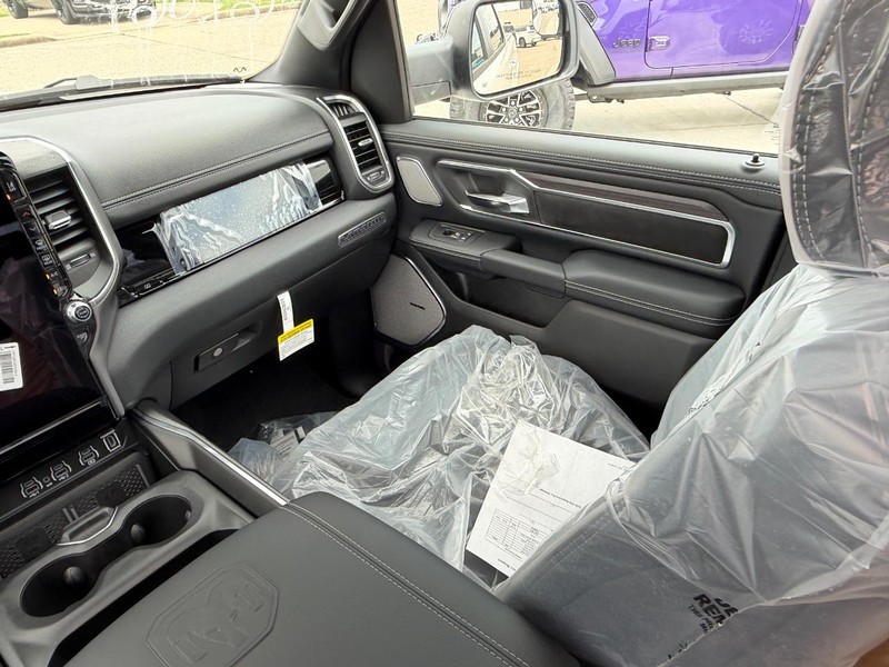 Ram 1500 Vehicle Full-screen Gallery Image 15