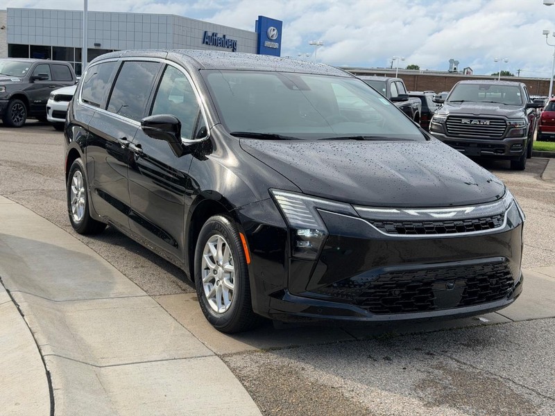 Chrysler Pacifica Vehicle Full-screen Gallery Image 3