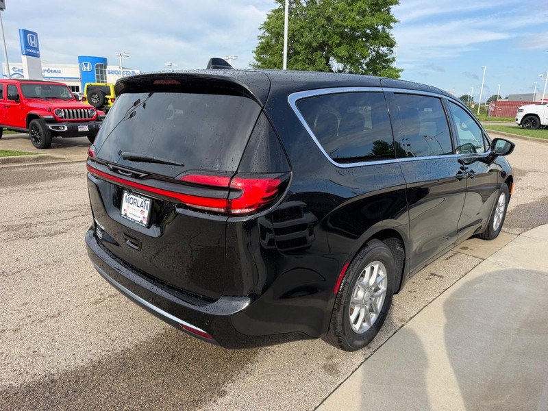 Chrysler Pacifica Vehicle Full-screen Gallery Image 4