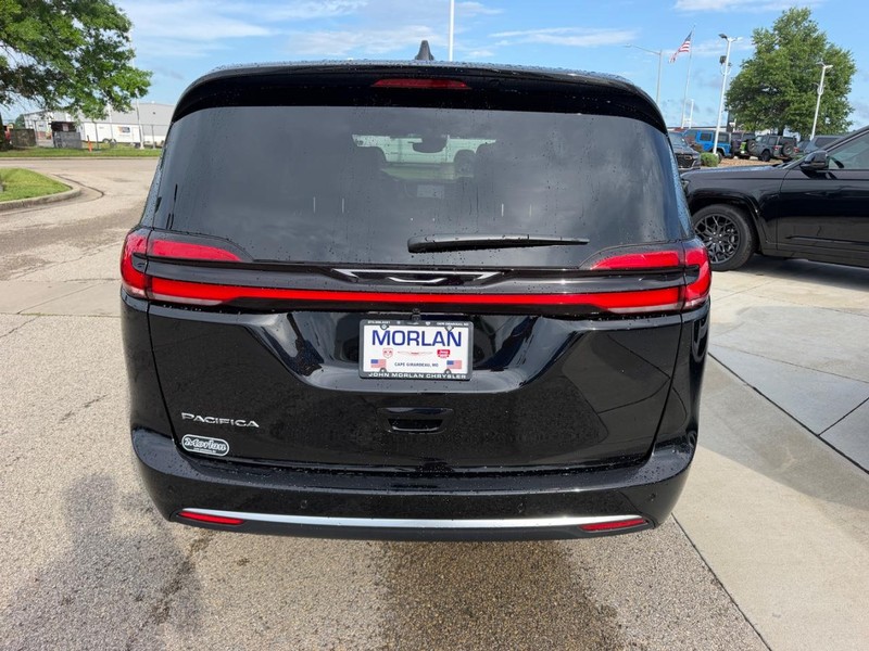 Chrysler Pacifica Vehicle Full-screen Gallery Image 5