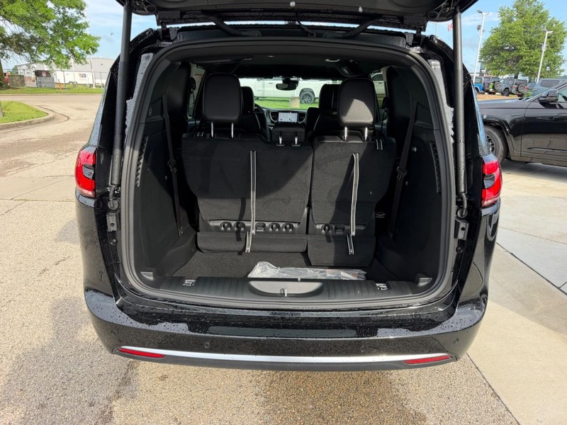 Chrysler Pacifica Vehicle Full-screen Gallery Image 6