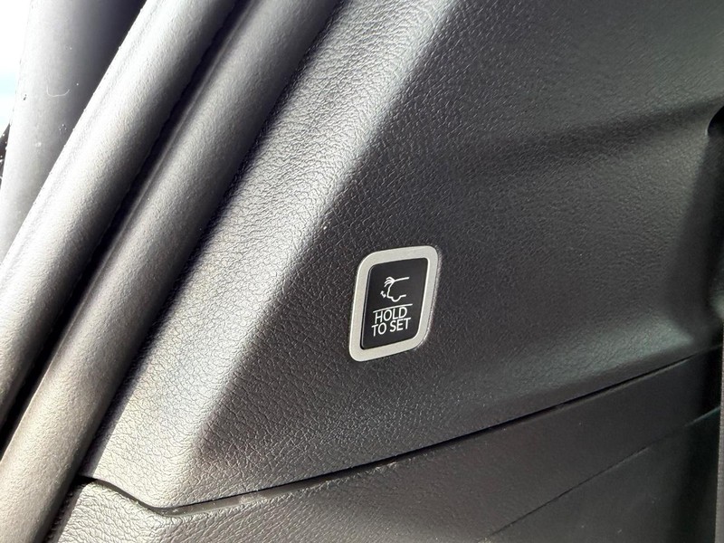 Chrysler Pacifica Vehicle Full-screen Gallery Image 7