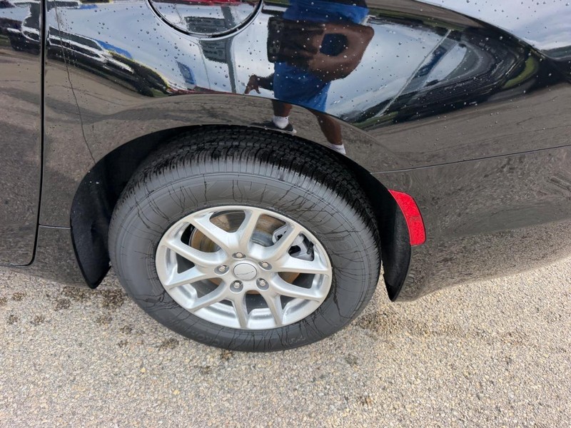 Chrysler Pacifica Vehicle Full-screen Gallery Image 8