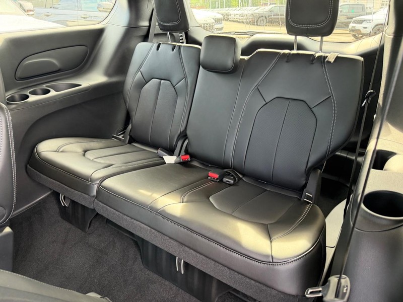 Chrysler Pacifica Vehicle Full-screen Gallery Image 9