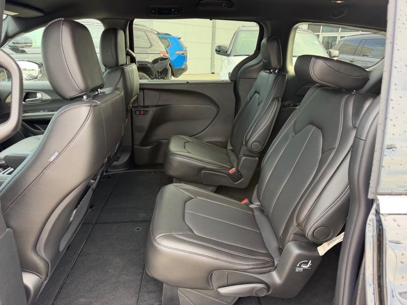 Chrysler Pacifica Vehicle Full-screen Gallery Image 10