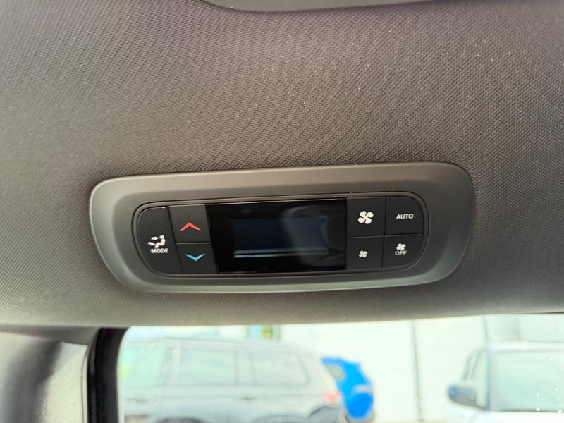 Chrysler Pacifica Vehicle Full-screen Gallery Image 11