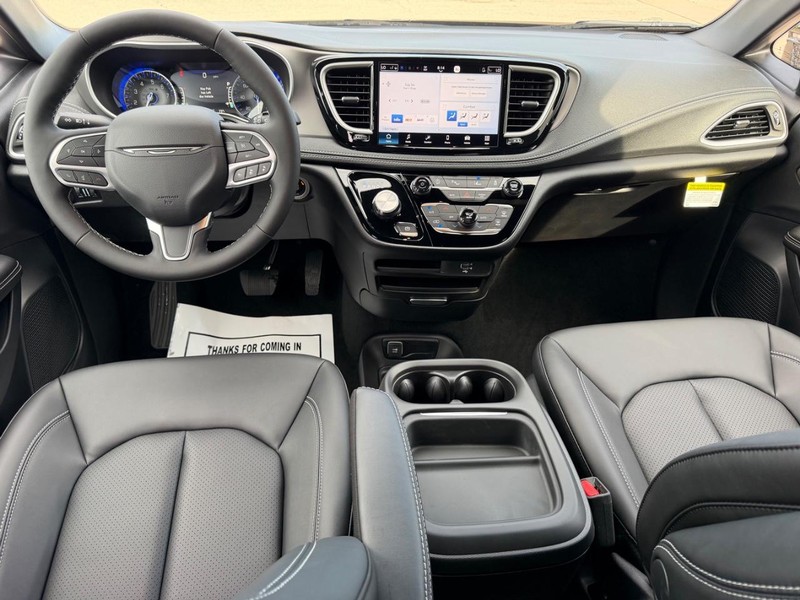 Chrysler Pacifica Vehicle Full-screen Gallery Image 12