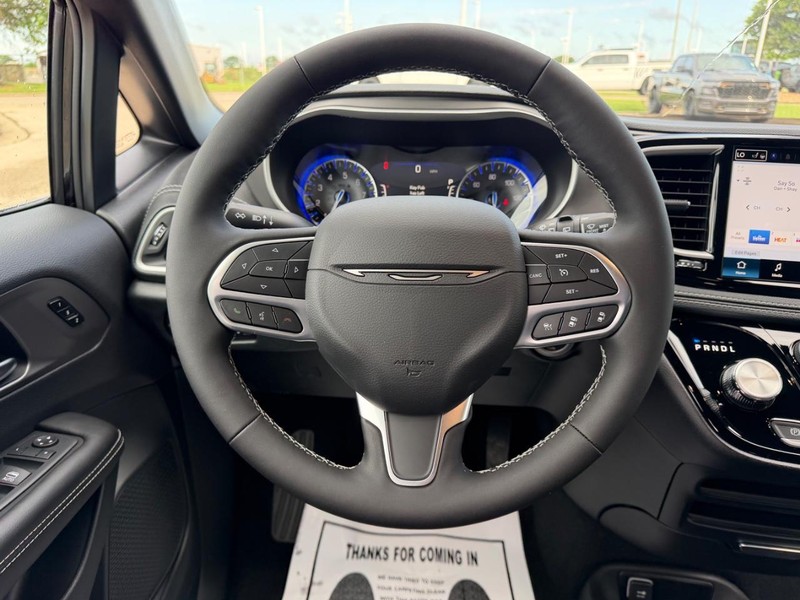 Chrysler Pacifica Vehicle Full-screen Gallery Image 13