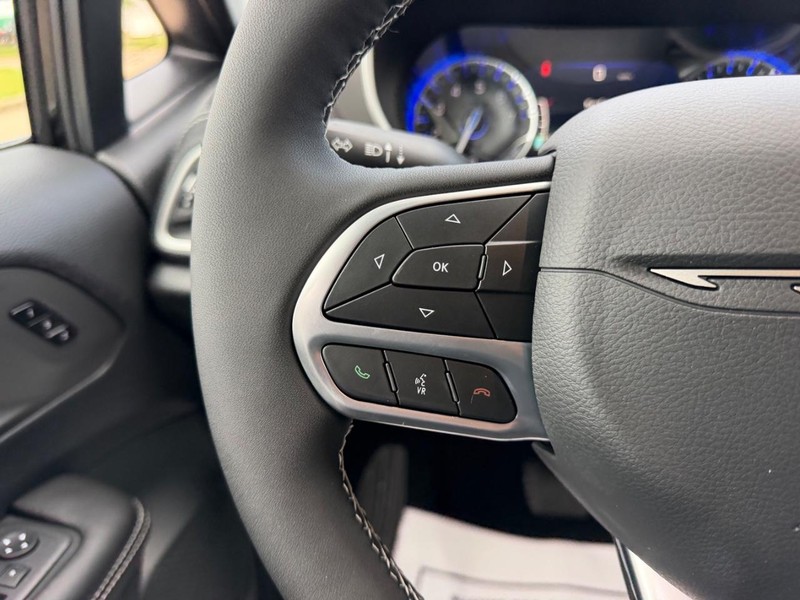 Chrysler Pacifica Vehicle Full-screen Gallery Image 14