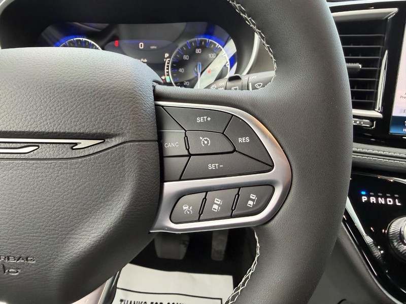 Chrysler Pacifica Vehicle Full-screen Gallery Image 15