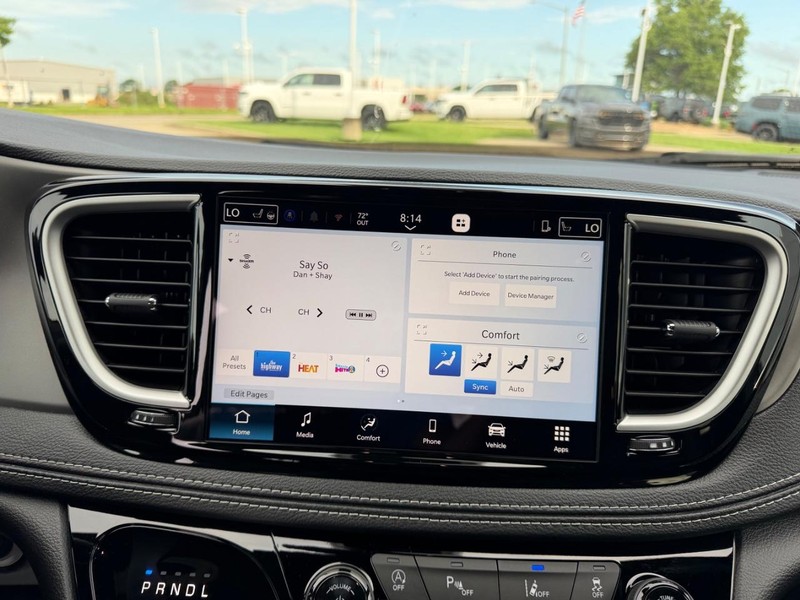 Chrysler Pacifica Vehicle Full-screen Gallery Image 16