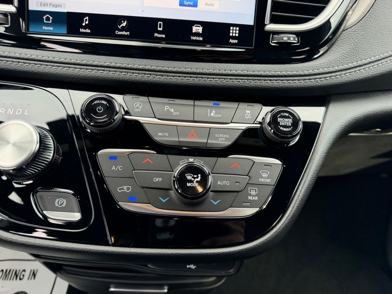 Chrysler Pacifica Vehicle Full-screen Gallery Image 17