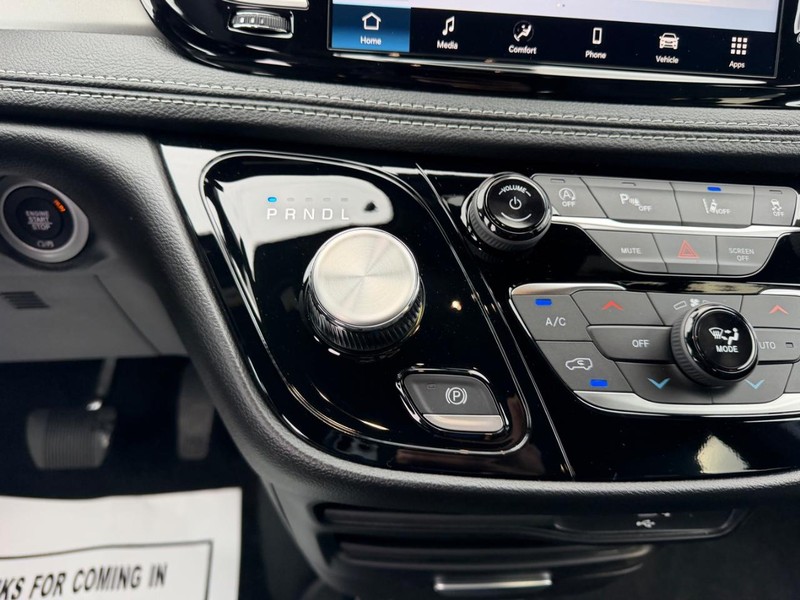Chrysler Pacifica Vehicle Full-screen Gallery Image 18
