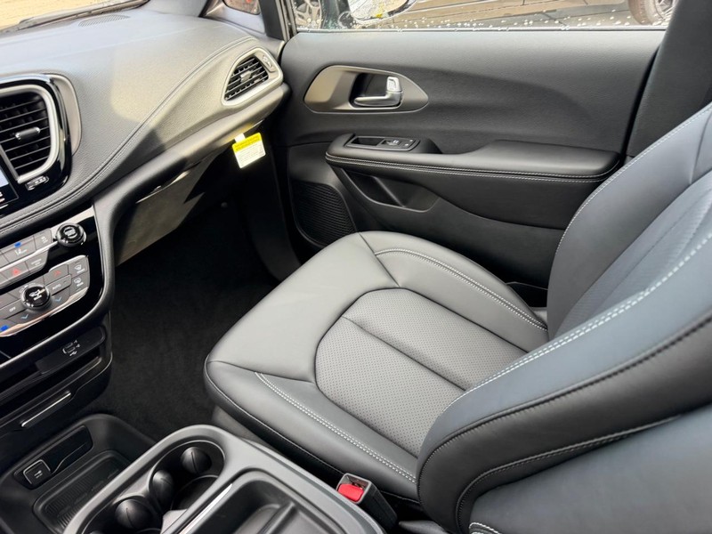 Chrysler Pacifica Vehicle Full-screen Gallery Image 19