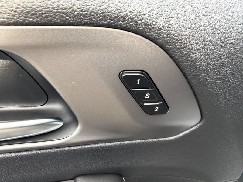 Chrysler Pacifica Vehicle Full-screen Gallery Image 21