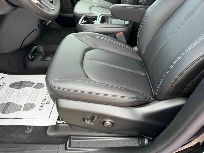 Chrysler Pacifica Vehicle Full-screen Gallery Image 22