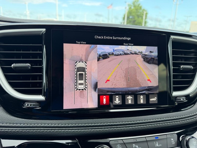 Chrysler Pacifica Vehicle Full-screen Gallery Image 24