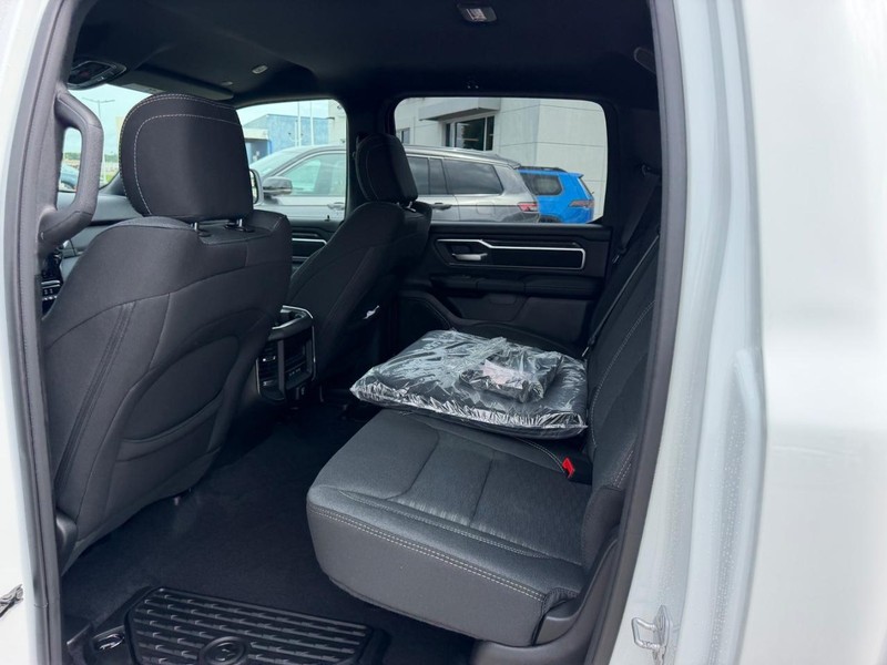 Ram 1500 Vehicle Full-screen Gallery Image 8
