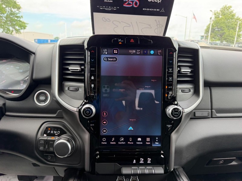 Ram 1500 Vehicle Full-screen Gallery Image 13