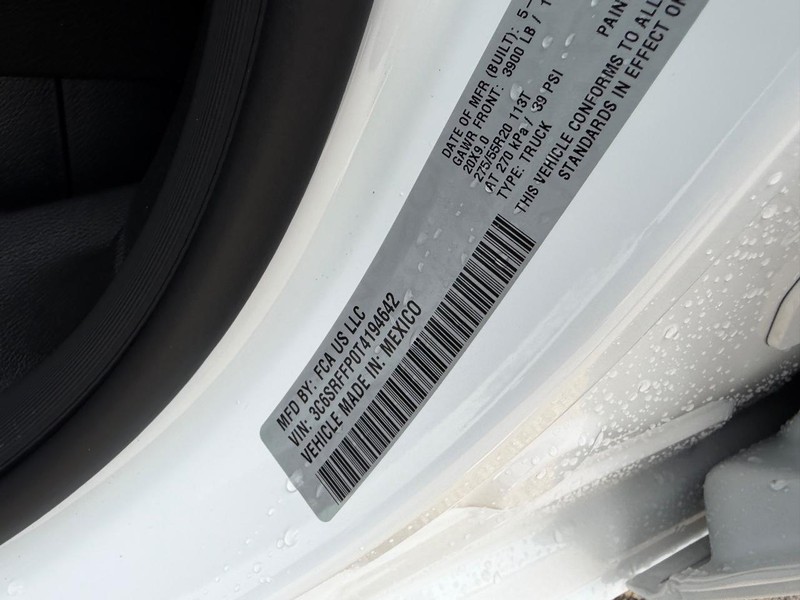 Ram 1500 Vehicle Full-screen Gallery Image 22