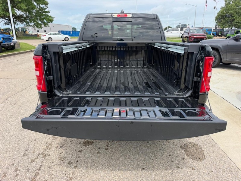 Ram 1500 Vehicle Full-screen Gallery Image 6