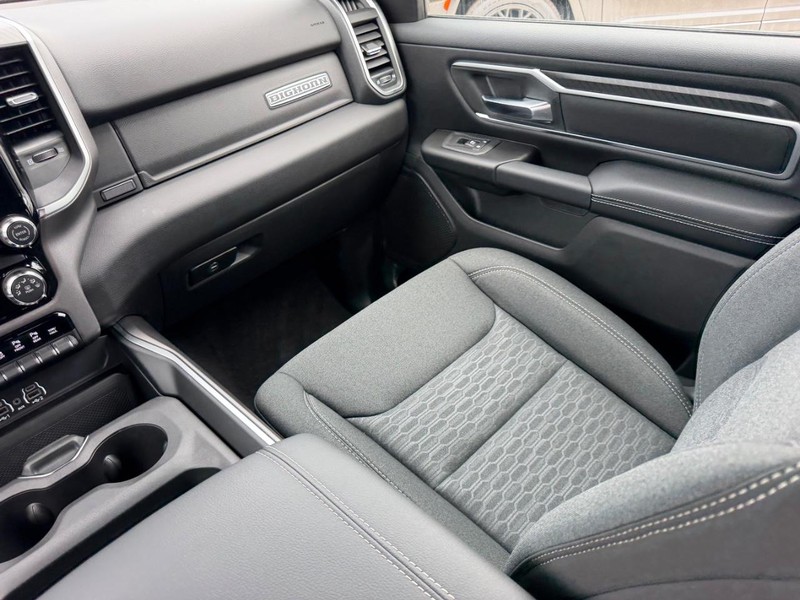 Ram 1500 Vehicle Full-screen Gallery Image 16
